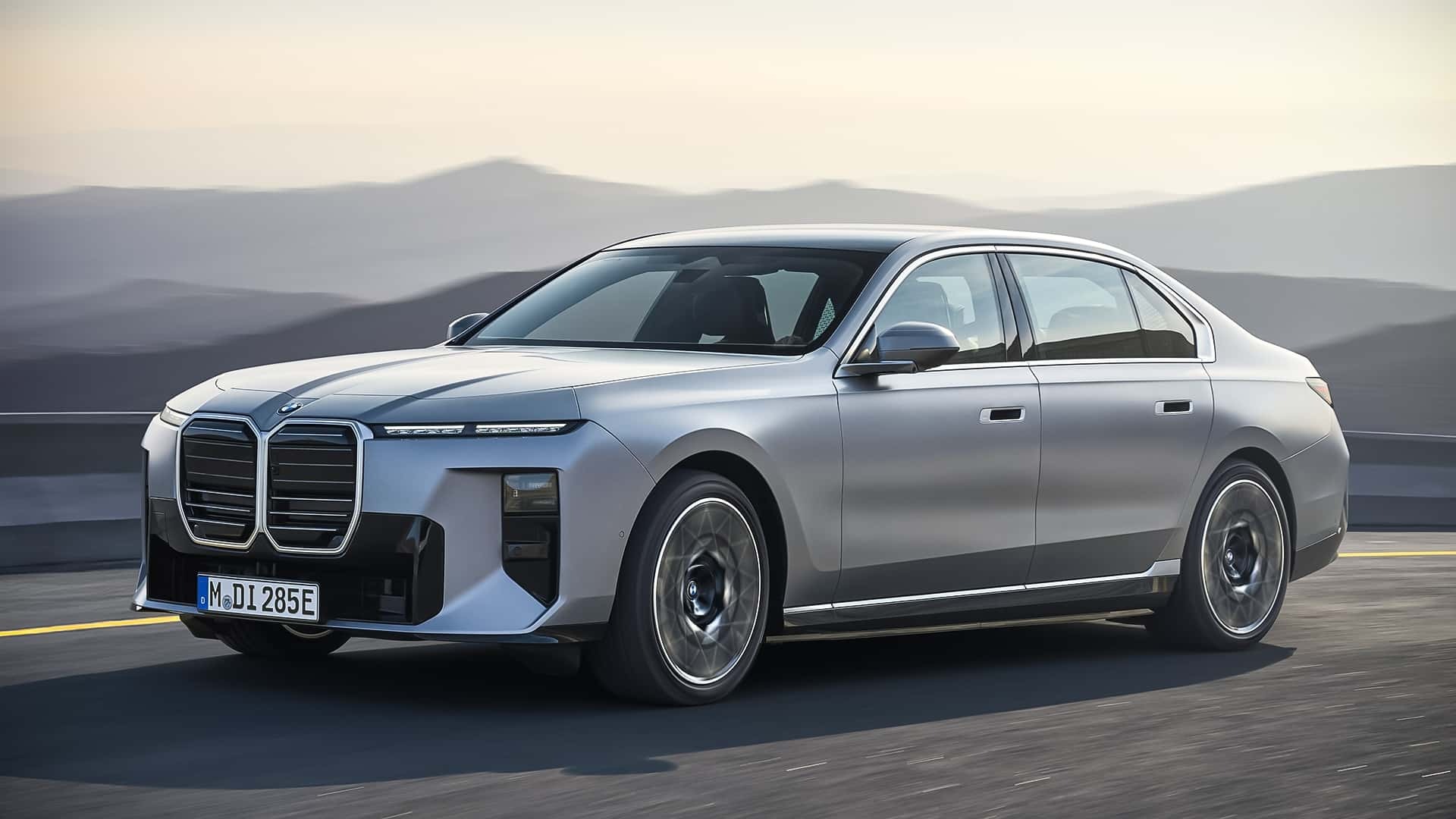 BMW 7시리즈, 기술 대수술 단행... 700km 전기주행·V8 복귀