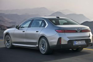 BMW 7시리즈, 기술 대수술 단행... 700km 전기주행·V8 복귀