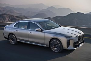 BMW 7시리즈, 기술 대수술 단행... 700km 전기주행·V8 복귀