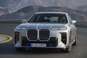 BMW 7시리즈, 기술 대수술 단행... 700km 전기주행·V8 복귀