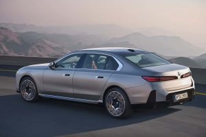 BMW 7시리즈, 기술 대수술 단행... 700km 전기주행·V8 복귀