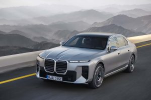 BMW 7시리즈, 기술 대수술 단행... 700km 전기주행·V8 복귀