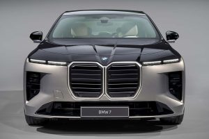 BMW 7시리즈, 기술 대수술 단행... 700km 전기주행·V8 복귀