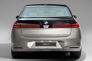BMW 7시리즈, 기술 대수술 단행... 700km 전기주행·V8 복귀