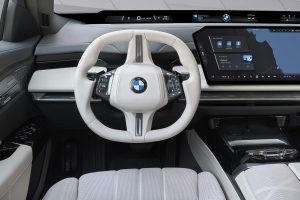 BMW 7시리즈, 기술 대수술 단행... 700km 전기주행·V8 복귀