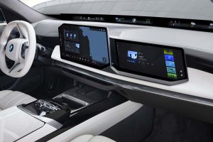 BMW 7시리즈, 기술 대수술 단행... 700km 전기주행·V8 복귀