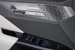 BMW 7시리즈, 기술 대수술 단행... 700km 전기주행·V8 복귀