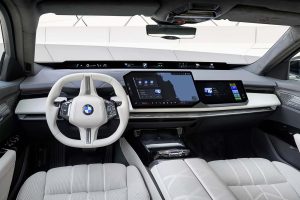 BMW 7시리즈, 기술 대수술 단행... 700km 전기주행·V8 복귀