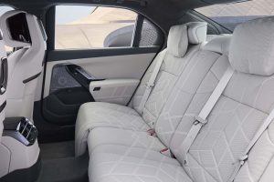 BMW 7시리즈, 기술 대수술 단행... 700km 전기주행·V8 복귀