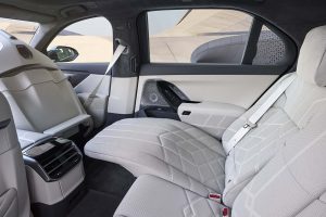 BMW 7시리즈, 기술 대수술 단행... 700km 전기주행·V8 복귀