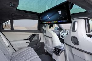 BMW 7시리즈, 기술 대수술 단행... 700km 전기주행·V8 복귀