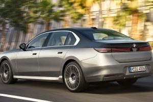 BMW 7시리즈, 기술 대수술 단행... 700km 전기주행·V8 복귀