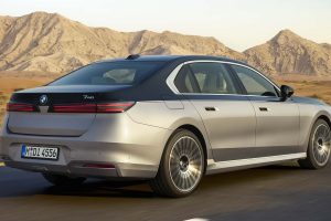BMW 7시리즈, 기술 대수술 단행... 700km 전기주행·V8 복귀