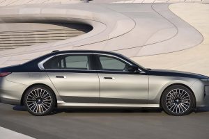 BMW 7시리즈, 기술 대수술 단행... 700km 전기주행·V8 복귀