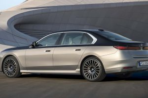 BMW 7시리즈, 기술 대수술 단행... 700km 전기주행·V8 복귀