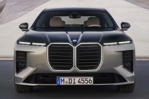 BMW 7시리즈, 기술 대수술 단행... 700km 전기주행·V8 복귀