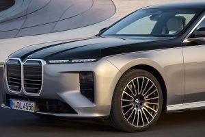 BMW 7시리즈, 기술 대수술 단행... 700km 전기주행·V8 복귀