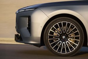 BMW 7시리즈, 기술 대수술 단행... 700km 전기주행·V8 복귀