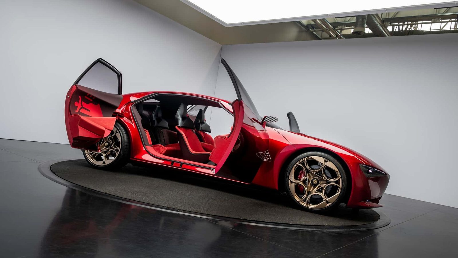 SUV 대신 낮고 넓은 스포츠 세단…알파 로메오 ‘쿠오레로쏘’ 공개 SUV 대신 낮고 넓은 스포츠 세단…알파 로메오 ‘쿠오레로쏘’ 공개